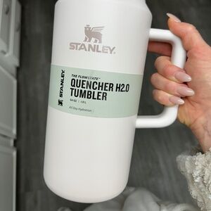 64oz Rose Quartz Stanley